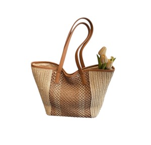 Añade un toque de encanto atemporal a tus aventuras con este bolso de hilo natural hecho a mano, que presenta una estética tejida rica y elaborada. - Product Image 1