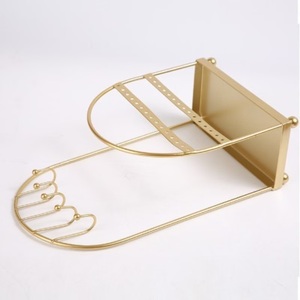 Organisateur de bijoux moderne en forme d'arche, support multi-crochets pour boucles d'oreilles, présentoir superposé, design peu encombrant, base stable pour un rangement soigné - Product Image 4