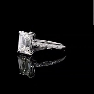 Bague de fiançailles et de mariage de luxe en or blanc 14 carats avec diamant synthétique de laboratoire taille émeraude de 2,0 carats et halo de diamants pour femme - Product Image 3