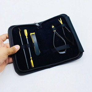 Kit d'outils de manucure et pédicure 5 pièces noir et or avec étui à fermeture éclair, pousse-cuticules, coupe-ongles, ciseaux - Product Image 5