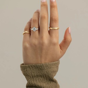 Anillo de Compromiso con Diamante Cultivado en Laboratorio de Corte Cojín de 2 Quilates y Tres Piedras, Oro Sólido de 14K, Certificado IGI, Regalo de Lujo para Boda y Aniversario - Product Image 3