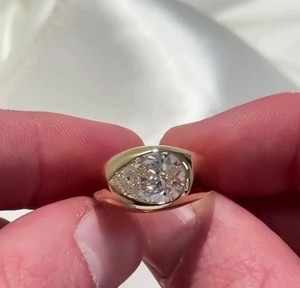 Anillo de Oro Amarillo Sólido de 14K con Diamante Cultivado en Laboratorio de 1ct con Corte Pera y Engaste de Bisel, Diseño Moderno, Certificado IGI, Claridad VS - Product Image 1