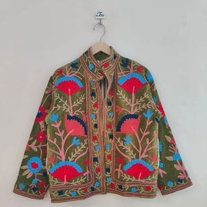 Chaqueta de terciopelo verde Suzani bordada a mano, abrigo estilo indio hecho a mano, túnica nupcial boho, chaqueta para festivales, regalo de Navidad - Product Image 1