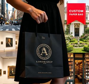 Sac de shopping en papier kraft noir personnalisé avec logo en relief pour l'emballage de détail - Product Image 1