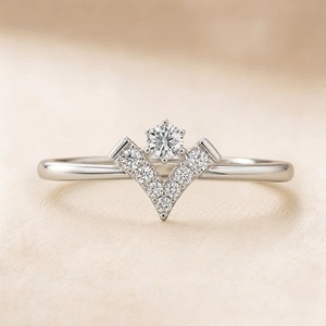 Anillo de Compromiso y Boda de Oro Blanco de 9K con Diamante Cultivado en Laboratorio de Corte Redondo de 2.10CT, Diseño de Corona, Tiara y Chevron en V para Mujer, Joyería Fina Personalizada - Product Image 1