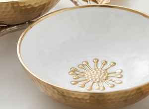 Plateau de service en métal avec 3 bols dorés martelés, motif feuille, décoration glamour, fait main, pour servir les aliments lors de fêtes - Product Image 3