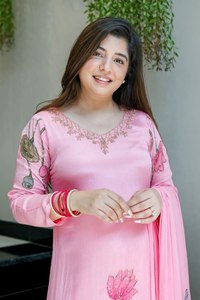 Ensemble Kurti, pantalon et dupatta en soie premium, style col en V, longueur genou, style sud-indien, idéal pour les occasions spéciales. - Product Image 2