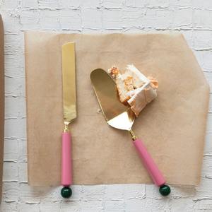 Ensemble de couteau et spatule à gâteau de luxe avec manche en métal sculpté argenté antique, élégants outils de découpe de desserts pour table de réception de mariage - Product Image 6