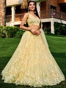 Vestido de Dama de Honor de Tul Amarillo Bordado Tallas Grandes con Escote en V, Top Corto sin Hombros, Estilo Moderno de Gala, Largo hasta el Suelo, de Secado Rápido - Product Image 4