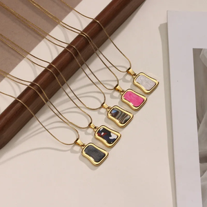 สร้อยคอจี้เปลือกหอยสไตล์เรโทรสำหรับผู้หญิง ชุบทองคำแท้ 18K พร้อมสายสร้อยแบบงูสุดหรู - Product Image 1