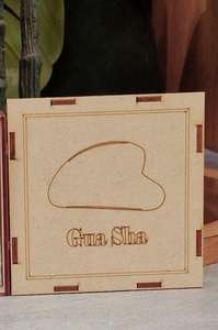 Pierre Gua Sha en jade vert la plus vendue pour le massage du visage, la réduction des rides, la circulation sanguine et le remodelage du visage - En vente - Product Image 5