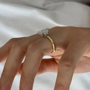 แหวนเพชรแต่งงานทรง Asscher ดีไซน์หรูหรา ประดับด้วยวงแหวนรอบเพชรแบบซ่อน สองสี 2 กะรัต เพชรเพาะเลี้ยง ตัวเรือนทองคำขาว 18k - Product Image 4