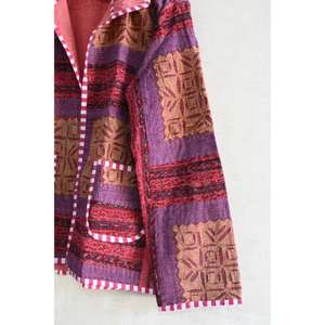 Chaqueta de Algodón Khambadiya Hecha a Mano por Lavinas, Transpirable, con Parches, Estilo Boho, Bordada, Ecológica, Acolchada, con Patrón Floral Invernal - Product Image 3