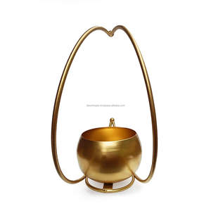 Vase à fleurs moderne en métal artisanal avec finition dorée, vase de table écologique pour la décoration de mariage et de la maison - Product Image 1