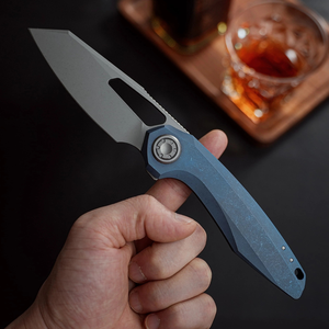 Cuchillos Plegables con Mango Metálico Azul y Hoja Estilo Tanto Gris, Ranura de Apertura con el Pulgar, Detalle de Pivote Circular, Agarre Ergonómico para Actividades al Aire Libre - Product Image 2