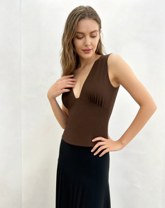 Dernières tendances en matière de hauts courts pour femmes, hauts sexy et tendance pour femmes dans des styles modernes, t-shirt à col en V profond, t-shirt sans manches - Product Image 5