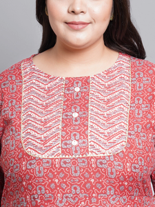 เสื้อคุर्ติอานาร์กาลีผ้าฝ้ายไซส์ใหญ่สำหรับผู้หญิง สีมารูน พิมพ์ลายดอกไม้ คอกลม แขนสามส่วน สวมใส่สบายในชีวิตประจำวัน - Product Image 5