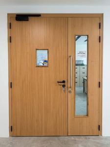 Porte coupe-feu intérieure en bois de qualité supérieure avec âme ignifugée pour usage résidentiel et commercial, disponible à la vente - Product Image 3