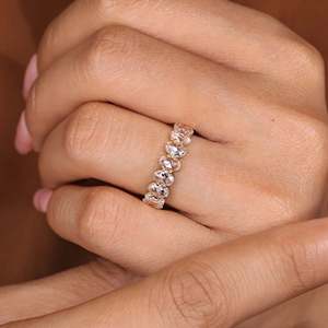 Anillo de Eternidad con Moissanita de Corte Ovalado para Mujer - Product Image 2