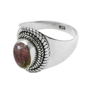 Anillo artesanal de plata estilo bohemio en plata de ley 925 con turmalina rosa natural de corte ovalado, joyería bohemia de moda para mujer. - Product Image 1