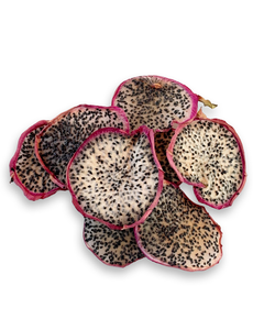Tranches de fruit du dragon séché, traitées par lyophilisation, saveur sucrée, pulpe blanche, graines noires, peau rose, forme en tranches - Product Image 1