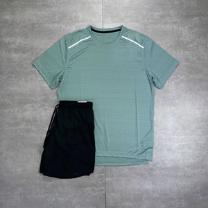 เสื้อยืดแขนสั้นคอกลมสีขาวสำหรับผู้ชายพร้อมกางเกงขาสั้นสีดำแบบมีเชือกผูก ชุดฤดูร้อนแบบสปอร์ตแห้งเร็ว - Product Image 3