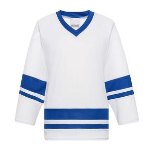 Maillot de football personnalisé en gros, rayures bleues et blanches classiques, short anti-bactérien, entièrement sublimé, imprimé par transfert thermique - Product Image 3