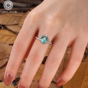 Bague de fiançailles classique pour femme Charm Jewells, trois pierres en moissanite taille coussin, plaqué or 18 carats, sertie à griffes, IGI - Product Image 2