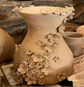 Jarrones ornamentados de porcelana blanca con detalles de cuello tejido y adornos de ramas de rosas azules. Disponible a precios de mayorista. - Product Image 3