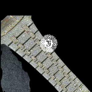 Reloj de pulsera de lujo para hombre con esfera cuadrada, diamantes de moissanita VVS, cuarzo, esfera negra con detalles en blanco y correa plateada. - Product Image 2