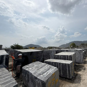 Bloques de Granito Negro Galaxy para Exportación, Bloques de Piedra Natural India en Bruto, Suministro de Fábrica - Product Image 1