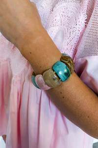 Elegante Pulsera de Resina con un Atractivo Hecho a Mano, Accesorio de Moda Diseñado para Colecciones de Estilo de Vida Moderno - Product Image 2