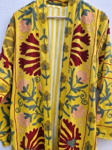 Abrigo Largo de Terciopelo Suzani, Bordado a Mano con Diseño Floral, Prenda de Invierno de Lujo para Mujer, Reversible, con Capucha, Ecológico y Transpirable - Product Image 6
