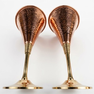 Ensemble de gobelets à vin en cuivre martelé avec tiges élégantes en laiton, flûtes à champagne en métal artisanales pour mariages, hôtels et bars - Product Image 1