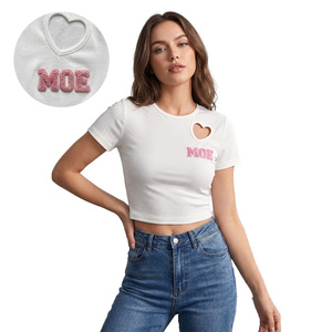 Haut court brodé pour femme avec découpe en forme de cœur, col rond, coupe ajustée, personnalisable avec logo OEM, fabrication DTG pour boutiques de mode - Product Image 1