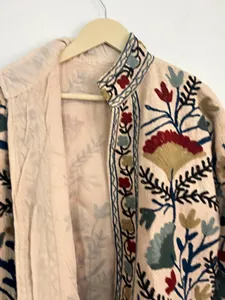 Chaqueta de algodón beige estilo bohemio con bordado Suzani para mujer, estilo vintage floral, cuello alto, abrigo corto. - Product Image 4