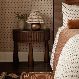 โต๊ะข้างเตียงไม้เนื้อแข็งทันสมัยพร้อมลิ้นชักสำหรับเก็บของในห้องนอน - Product Image 6