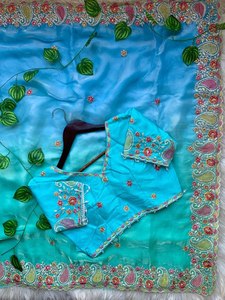 Sari en satin doux Fendy avec bordure richement travaillée, sari de créateur pour les fêtes avec détails brodés, sari en satin pour les soirées - Product Image 2
