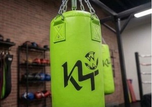 กระสอบทรายชกมวย/คิกบ็อกซิ่ง KLTW INT'L K4 สีเขียว ทำจากหนัง PU คุณภาพสูง ทนทาน เติมทรายได้ ปรับความสูงได้ เหมาะสำหรับการฝึกซ้อมในยิมสำหรับผู้ใหญ่ - Product Image 6