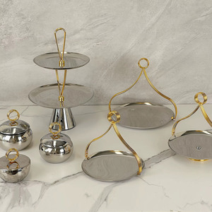 Support à gâteau élégant en argent poli avec une base dorée côtelée et une poignée métallique arquée élégante ornée d'un anneau circulaire - Product Image 5