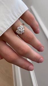 แหวนมอสซาไนต์ 1 กะรัต ทรงวงรี ประดับแบบกรงเล็บลายเกล็ดหิมะ สำหรับผู้หญิง เงินแท้ 925 ชุบทอง เหมาะสำหรับงานเลี้ยง ของขวัญสุดหรู - Product Image 6