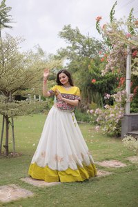 Lehenga Choli Amarillo Bordado con Falda Blanca, Trabajo Kutchi, Ropa Tradicional India para Bodas, Elástica y Sin Arrugas - Product Image 1