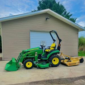 Tracteur utilitaire John Deere 2025R avec chargeur arrière sur roues pour usage agricole, moteur et roulements en excellent état - Product Image 6