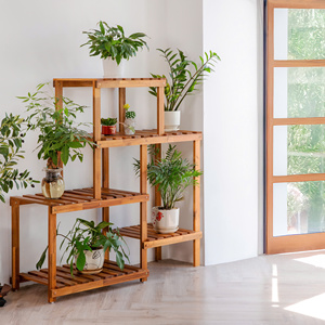 Étagère à fleurs en bois pour 8 pots, construite avec une structure en bois massif, offrant une présentation stable et organisée des plantes - Product Image 2