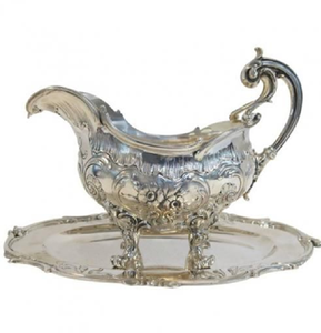 Soupière en argent hautement décorative avec un travail floral repoussé dense et une poignée en forme de volute, disponible à prix de gros. - Product Image 3