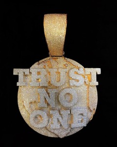 Colgante de Lujo para Hombre Iced Custom Trust No One con Moissanita, Plata de Ley 925 Bañada en Rodio, Estilo Hip Hop Circular, Diamante Dvars - Product Image 5