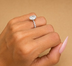 Bague de fiançailles en or blanc 14 carats avec diamant de laboratoire ovale de 2,50 carats, certifié IGI, clarté VVS2, couleur E, pavé latéral, halo caché - Product Image 2