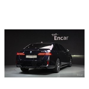 BMW Serie 5 520i M Sport 2023 con Caja de Cambios Automática, Volante a la Izquierda, Asientos de Cuero, Cámara Trasera, 25,471 km - Product Image 2