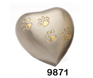 Urne funéraire en laiton en forme de cœur de 4 pouces avec support couleur argent et patte dorée gravée - Product Image 2