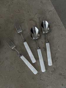 ชุดช้อนส้อมมีดสแตนเลสขัดเงาพรีเมียม ด้ามจับมุก ดีไซน์ล่าสุด - Product Image 5